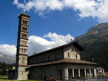 Kostelík s šikmou věží v St. Moritz