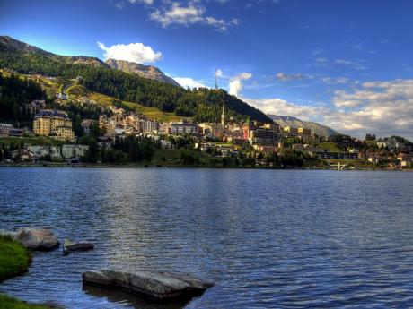 St. Moritz leží na severním břehu stejnojmenného jezera