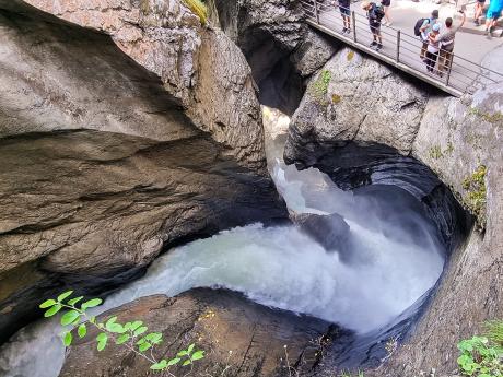 Trümmelbašské vodopády, to je show plná hluku, hřmění a kolem stříkající vody