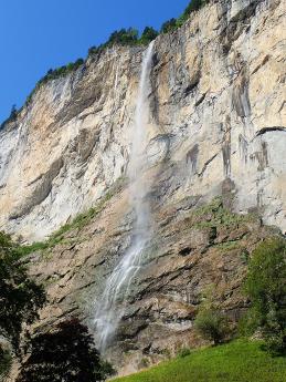 297 m vysoký vodopád Staubbach v údolí Lauterbrunnen