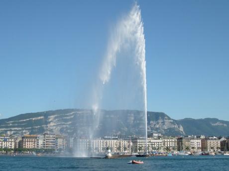 Město Ženeva leží na břehu Ženevského jezera
