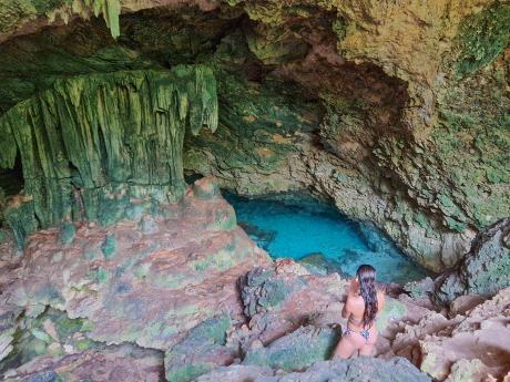 Křišťálově čistá voda v zanzibarské jeskyni Kuza láká ke koupání