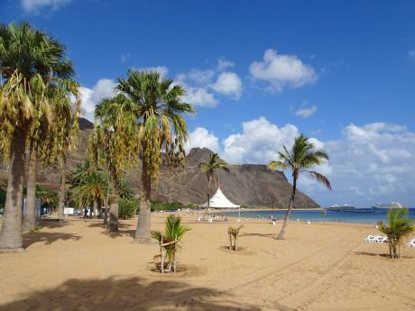 Pláž Las Teresitas jako jediná na Tenerife není pokrytá černým sopečným pískem