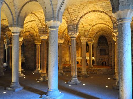 Většina z 35 sloupů krypty kláštěra Abbadia San Salvatore je původních