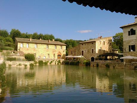 Otevřený bazén se sirnými prameny v lázeňském městečku Bagno Vignoni