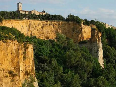 Strmé svahy vápencové rokle Balze di Volterra