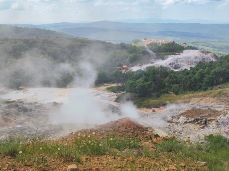 Fumaroly v geotermálním parku Biancane 