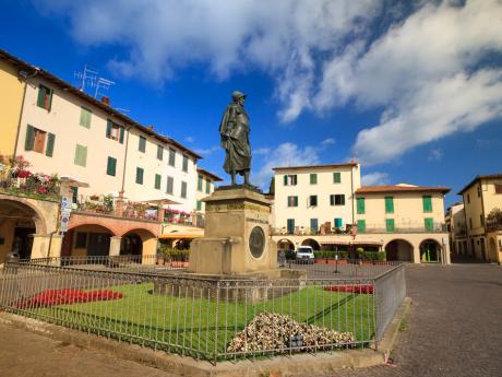 Socha mořeplavce Giovanni da Verrazzana zdobí náměstí v Greve in Chianti
