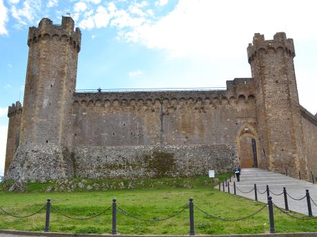 Pevnost Rocca z roku 1361 dominující městu Montalcino