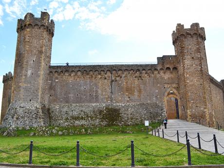 Pevnost Rocca z roku 1361 dominující městu Montalcino