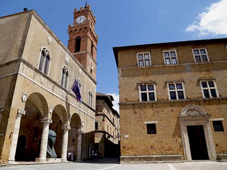 Hodinová věž na náměstí Piazza Pio II. v městečku Pienza
