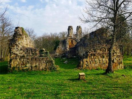 Stopy etruské civilizace, ale i zbytky pozdějších obydlí najdeme ve Vitozze