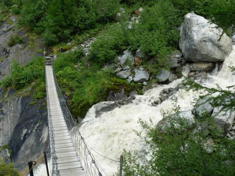 Visutý most nad vodopádem Tricot ve stejnojmenném sedle