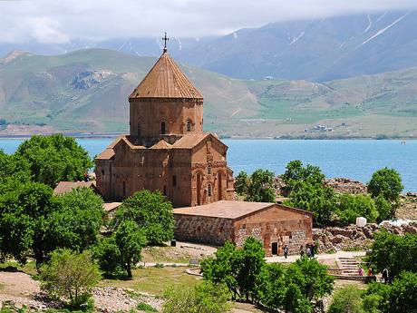 Arménský kostelík Ahtamar na jezeře Van