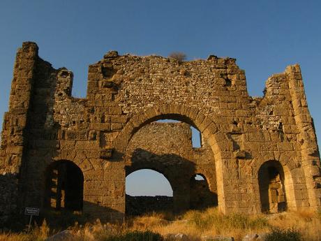 Ruina v areálu antického Aspendosu