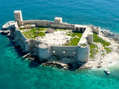Pevnost Kizkalesi se nachází asi 300 m od pobřeží