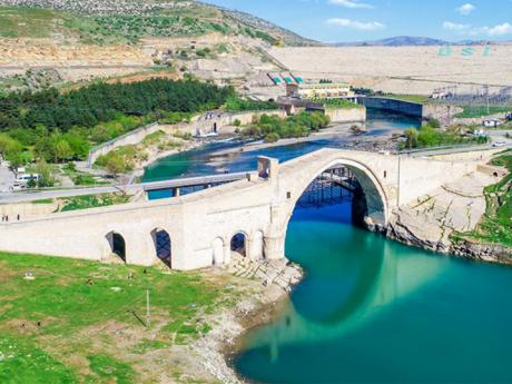 Most Malabadi je vrcholnou ukázkou seldžuckého stavitelství