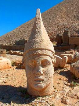 Pyramida krále Antiocha a obří hlavy na vrcholu hory Nemrut