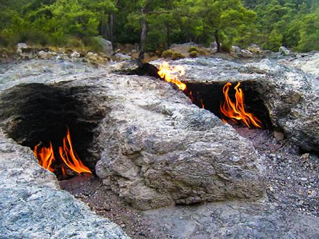 Plameny Yanartaş lze přeložit z turečtiny jako "hořící skála"