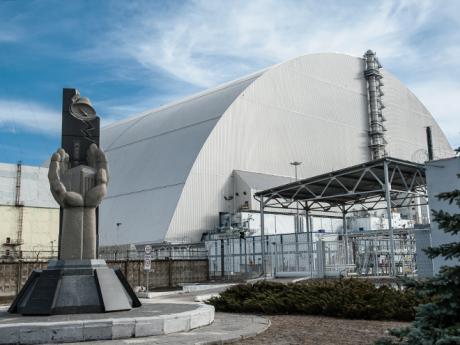 Poškozený reaktor v Černobylu chrání nový kryt