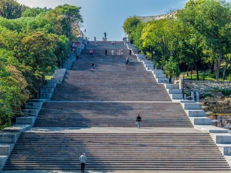Potěmkinovy schody patří k ikonickým stavbám Oděsy díky filmu Křižník Potěmkin