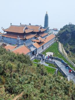 Od lanovky cestou na vrchol Fan Si Pan lze navštívit několik nově postavených chrámů