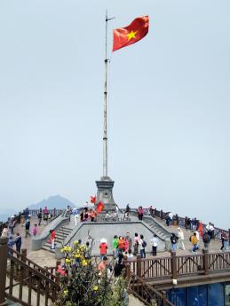 Na samotném vrcholu hory Fan Si Pan stojí stožár s vietnamskou vlajkou