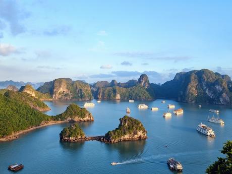 Turistické lodě kotvící v zátoce Ha Long Bay