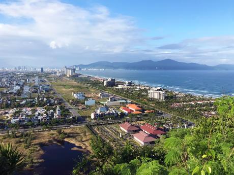 Výhled ze 107 metrů vysoké hory Thuy Son nedaleko města Danang
