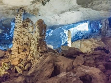 Jeskyně Sung Sot je jednou z nejkránějších jeskyní v zátoce Ha Long Bay