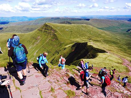 Sestup z vrcholu Pen-Y-Fan v pohoří Brecon Beacons