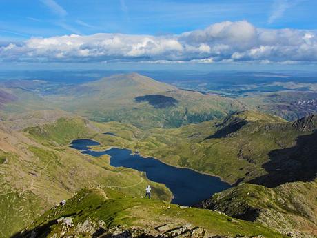 Nezapomenutelný výhled ze Snowdonu na jezero Glaslyn a NP Snowdonia