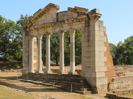 V Apollonii jsou dodnes mnohé památky z dob Římanů