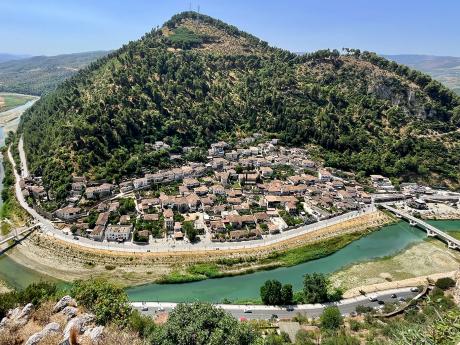 Výhled z beratské pevnosti na starobylou křesťanskou čtvrť Gorica