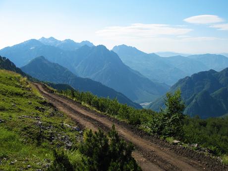 Panoramatický pohled z horské cesty vedoucí do Prokletých hor