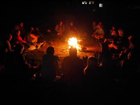 Večery u ohně neodmyslitelně patří k pobytu ve vesnici Theth 