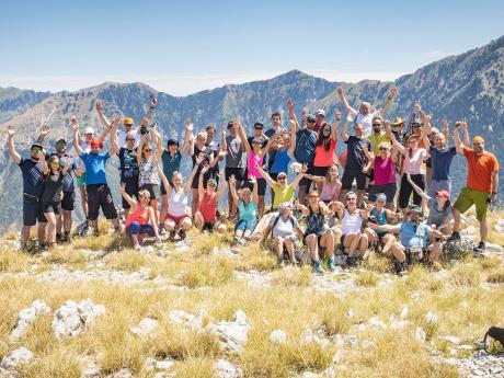Skupina nadšených turistů na túře v národním parku Llogara