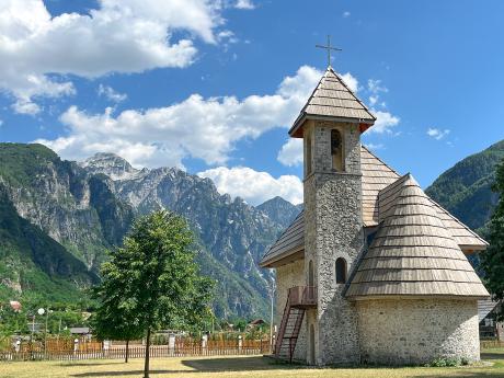 Kostelík v&nbsp;horské vesnici Theth ve&nbsp;stejnojmenném národním parku