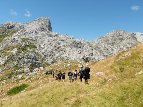 Výstup přes travnatou pláň na horu Maja Jezerce (2 694 m) v NP Theth