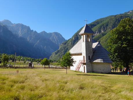 Kostelík v horské vesnici Theth ve stejnojmenném národním parku