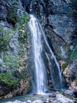 30 m vysoký vodopád Grunas je jeden z nejkrásnějších v Albánii