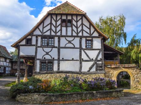 První hrázděný dům se&nbsp;v&nbsp;alsaském skanzenu zrekonstruoval&nbsp;v&nbsp;roce&nbsp;1980