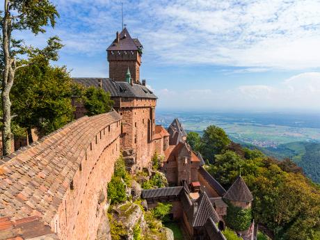 Pískovcový hrad Haut-Koenigsbourg se pyšní mohutnými hradbami