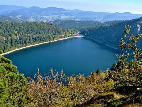 Jezero Lac Blanc v pohoří Vogézy