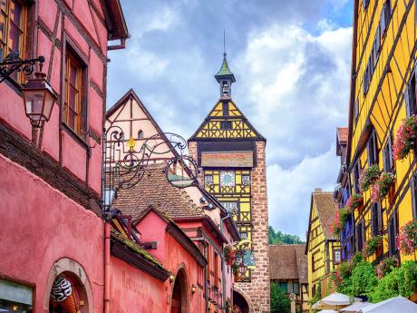 Pro Riquewihr jsou typické úzké uličky a různobarevné hrázděné domky