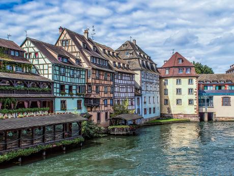 Štrasburská čtvrť Petite France je plná barevných hrázděných domků