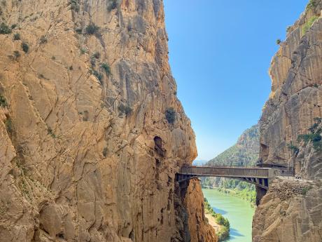 Caminito del Rey se vine podél strmých stěn soutěsky El Chorro