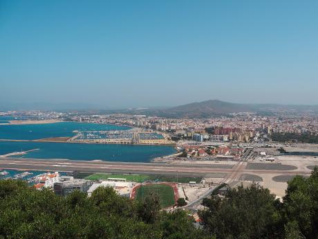 Cesta na Gibraltar prochází přímo přes ranvej místního letiště