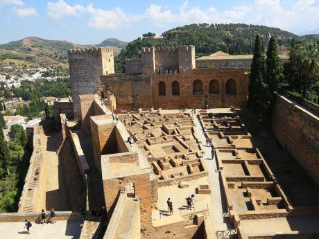 Pevnost Alcazaba je nejstarší dochovanou částí Alhambry