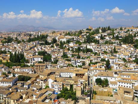 Granada se nachází na úpatí pohoří Sierra Nevada a na soutoku čtyř řek